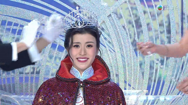  香港小姐2025丨港姐冠軍陳詠詩細妹靚樣曝光 姐妹餅印美貌顏值絲毫不輸家姐
