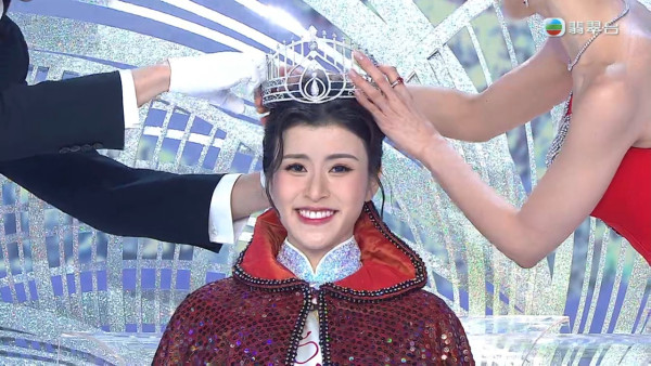  香港小姐2025丨港姐冠軍陳詠詩細妹靚樣曝光 姐妹餅印美貌顏值絲毫不輸家姐