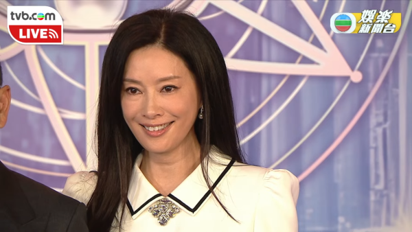 香港小姐2025｜無綫主席許濤夫人激罕現身貴氣逼人 選美季軍出身年過半百仍然好fit