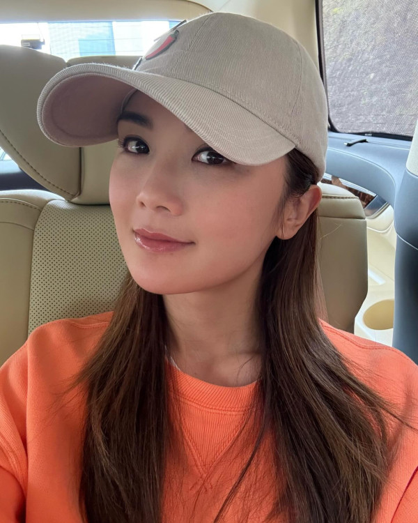 蔡卓妍阿Sa大仔大女生日IG貼全家福慶生 驚爆已為人母真正身份嚇窒網民
