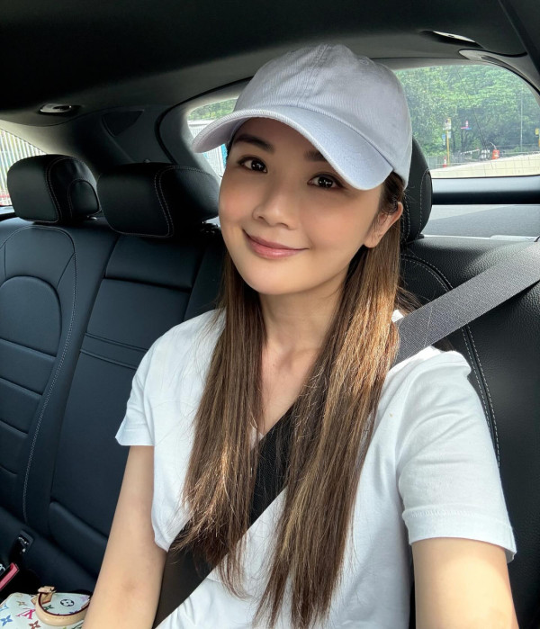 蔡卓妍阿Sa大仔大女生日IG貼全家福慶生 驚爆已為人母真正身份嚇窒網民