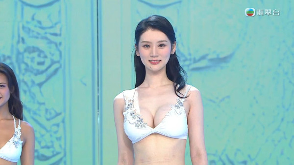 香港小姐2025｜庄靜璟晒「岩石胸」極限谷胸上頸 自我介紹「裝證件」諧音惹笑全場