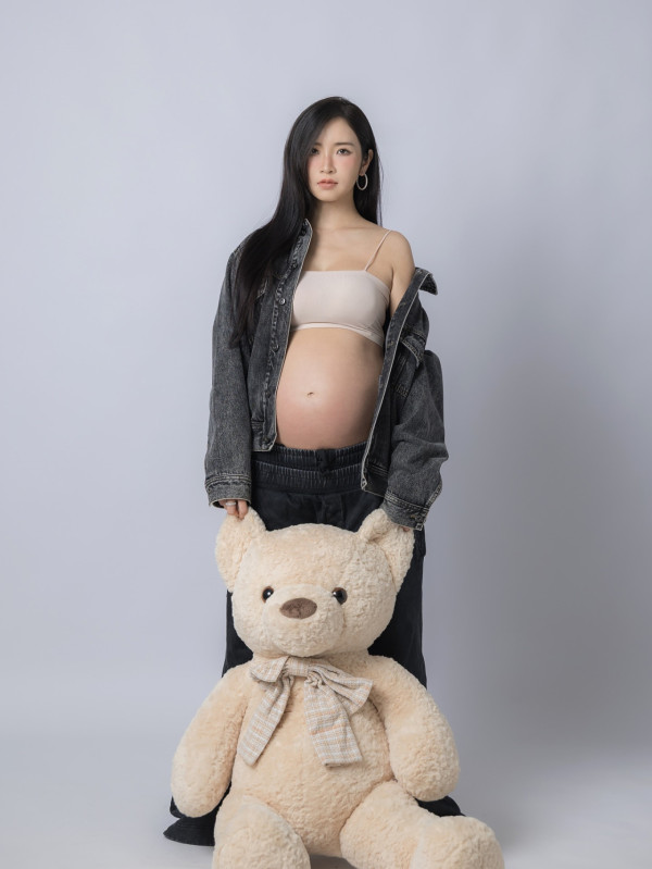 離巢TVB女藝人挺8月巨肚影孕婦寫真 準媽媽上圍再度升級獲激讚：身材100分