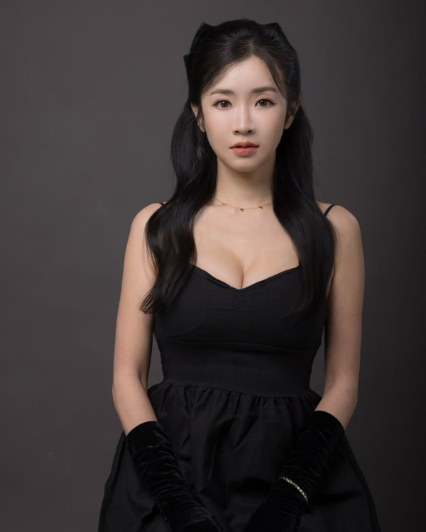 離巢TVB女藝人挺8月巨肚影孕婦寫真 準媽媽上圍再度升級獲激讚：身材100分