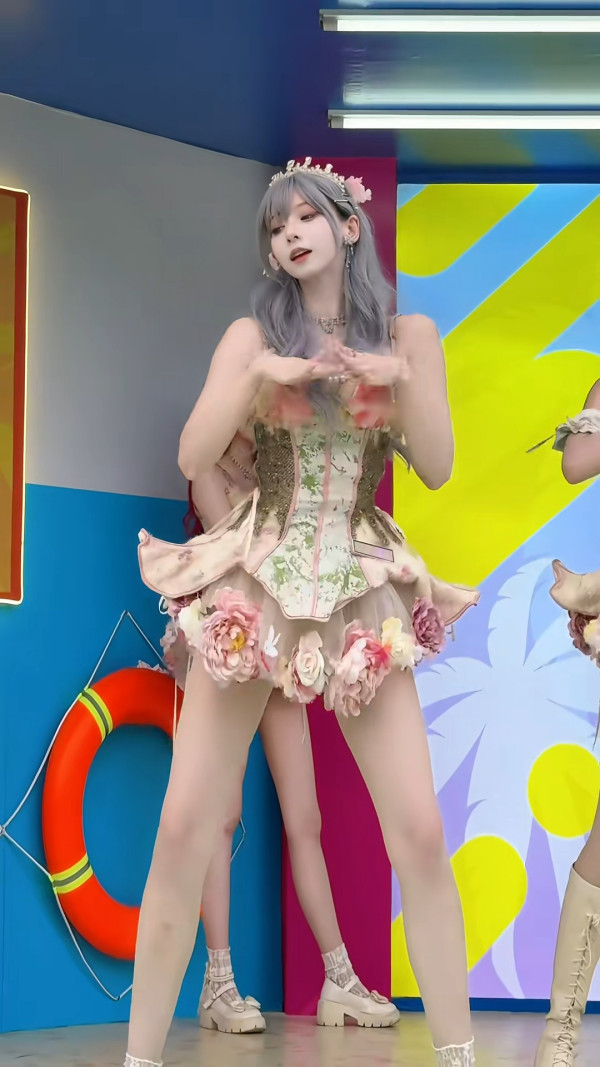 深圳歡樂谷女團表演被嫌低俗「擦邊」煞停！網民爭論竟勸不要多管閒事！ 