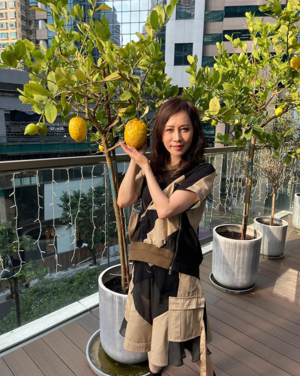 54歲陳松伶最新近照曝光驚人狀態 瘦回巔峰女人味滿瀉驚艷網民︰唔同晒！