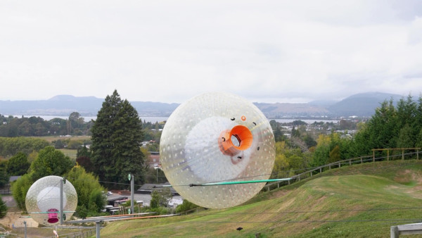 《新西蘭潮什麼》玩樂景點合集！梁芷珮挑戰Bungy Swing歎火山泥漿浴 