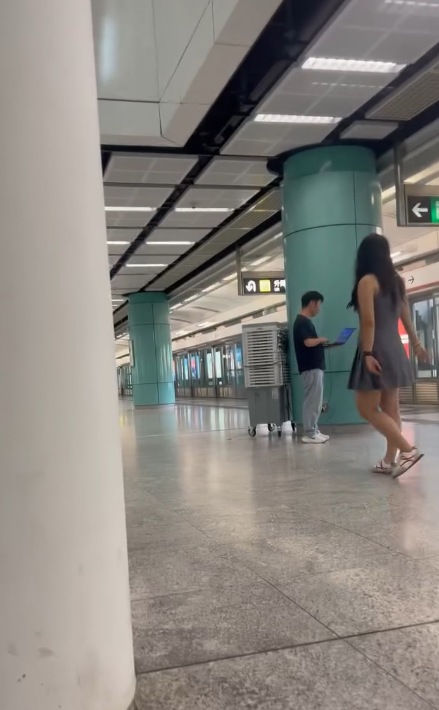 內地客疑港鐵站偷電 幫手機電腦充電乘客側目 內地網民反撐：格局就是小