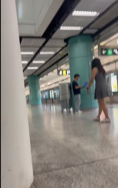 車cam直擊｜低胸女考車被考牌官狂𥄫 兼做一動作瘋狂暗示 女生拉起衣領結果...【有片】