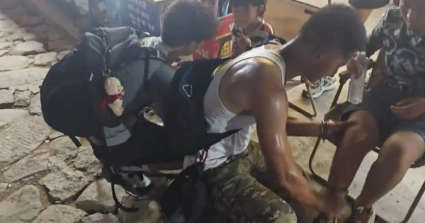 泰山「陪爬團」爆紅！兩女子花3萬請24名小鮮肉陪爬山！背後原因網民呼暖心 