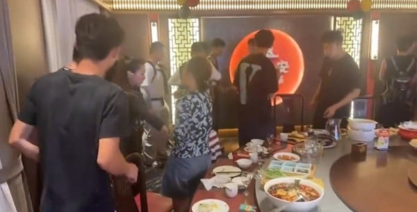 泰山「陪爬團」爆紅！兩女子花3萬請24名小鮮肉陪爬山！背後原因網民呼暖心 