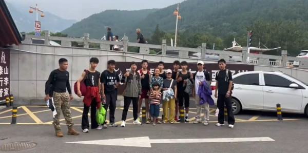 泰山「陪爬團」爆紅！兩女子花3萬請24名小鮮肉陪爬山！背後原因網民呼暖心 