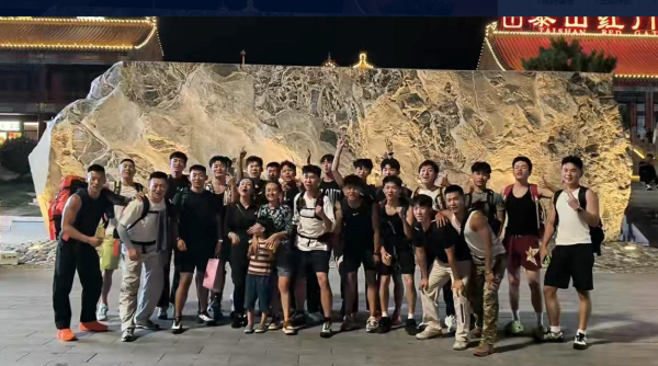 泰山「陪爬團」爆紅！兩女子花3萬請24名小鮮肉陪爬山！背後原因網民呼暖心 