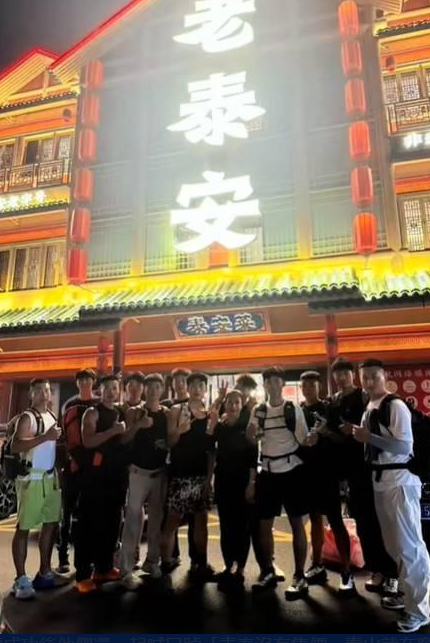 泰山「陪爬團」爆紅！兩女子花3萬請24名小鮮肉陪爬山！背後原因網民呼暖心 