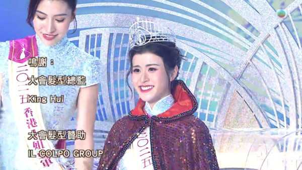 香港小姐2025｜冠軍陳詠詩無人祝賀疑被孤立尷尬場面流出 眾佳麗一窩蜂湧向亞軍季軍