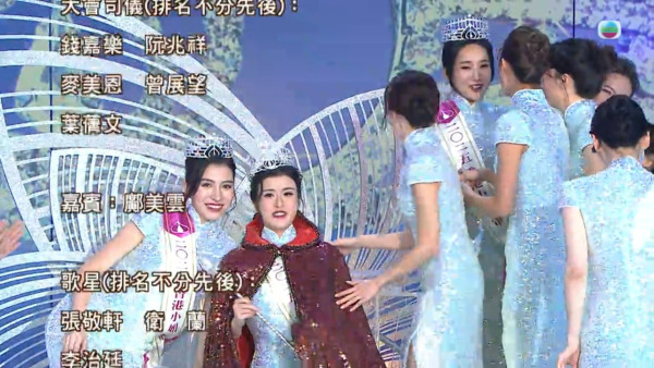 香港小姐2025｜冠軍陳詠詩無人祝賀疑被孤立尷尬場面流出 眾佳麗一窩蜂湧向亞軍季軍