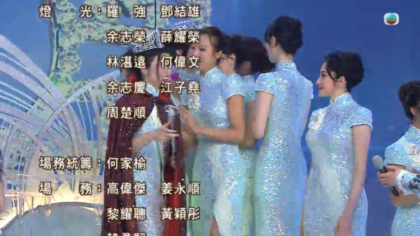 香港小姐2025｜冠軍陳詠詩無人祝賀疑被孤立尷尬場面流出 眾佳麗一窩蜂湧向亞軍季軍