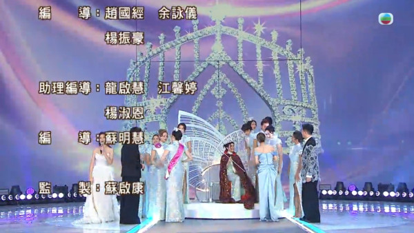 香港小姐2025｜冠軍陳詠詩無人祝賀疑被孤立尷尬場面流出 眾佳麗一窩蜂湧向亞軍季軍