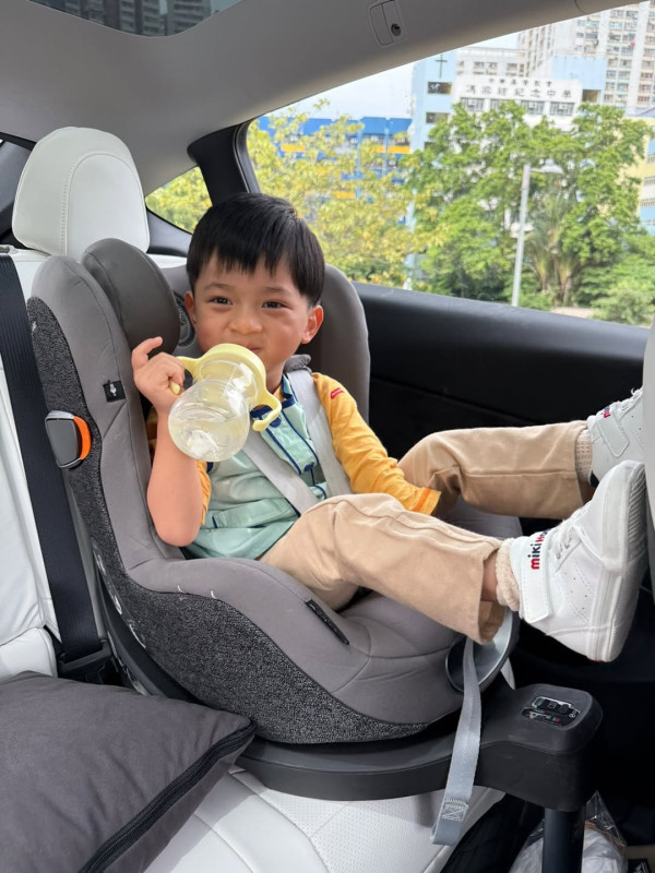 何雁詩3歲天使仔仔對肌膚接觸敏感 親揭睡夢中牽手成母子感動瞬間