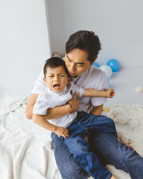 何雁詩3歲天使仔仔對肌膚接觸敏感 親揭睡夢中牽手成母子感動瞬間