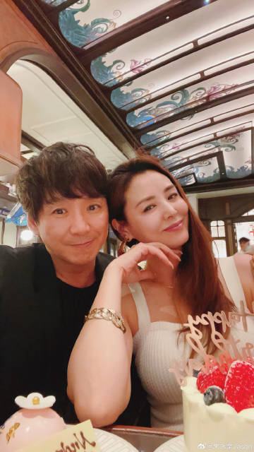 朱永棠老婆被讚保養得宜(圖片來源:微博@朱永棠)