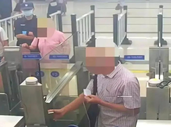 香港79歲老翁為討好女伴回鄉證改細十年！ 被查獲後竟要求警察為他做一事 