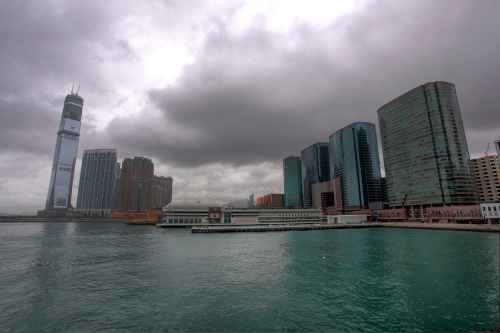 香港驚現真正「紅雨」市民捕捉奇景：天文台拆解罕見現象