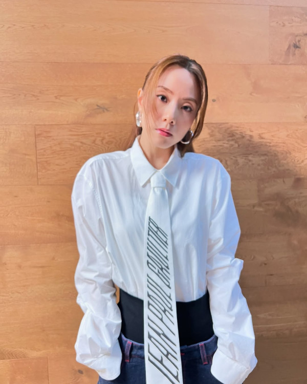張曦雯鄧麗欣尷尬撞衫同一條超貼身裙 女神天花板難分高下！呢位憑一個優勢險勝