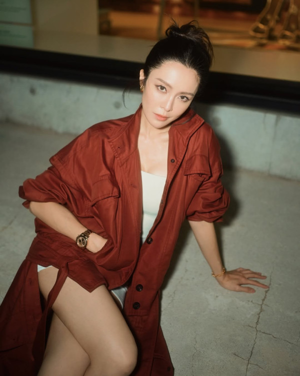 張曦雯鄧麗欣尷尬撞衫同一條超貼身裙 女神天花板難分高下！呢位憑一個優勢險勝