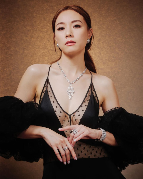 張曦雯鄧麗欣尷尬撞衫同一條超貼身裙 女神天花板難分高下！呢位憑一個優勢險勝