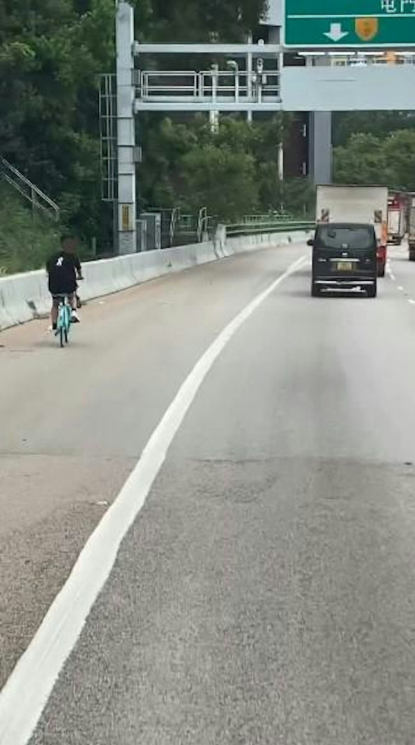 兩男深夜闖山道天橋踩板拍片 急速衝落斜路 網民反應兩極：犯法定過癮？