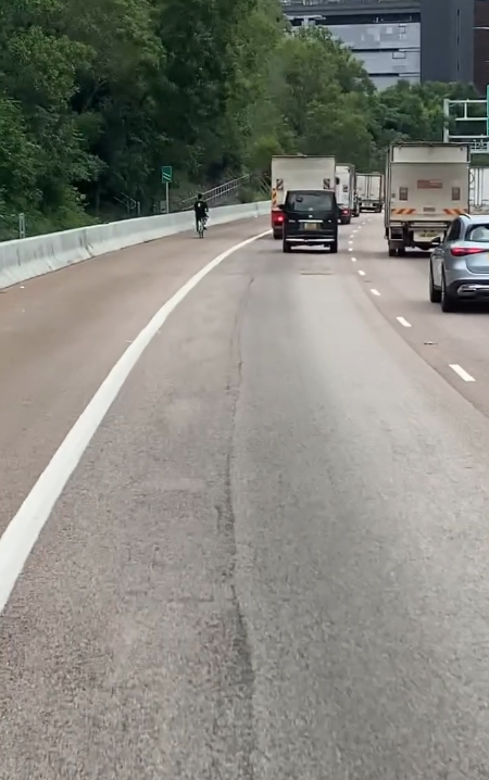 兩男深夜闖山道天橋踩板拍片 急速衝落斜路 網民反應兩極：犯法定過癮？