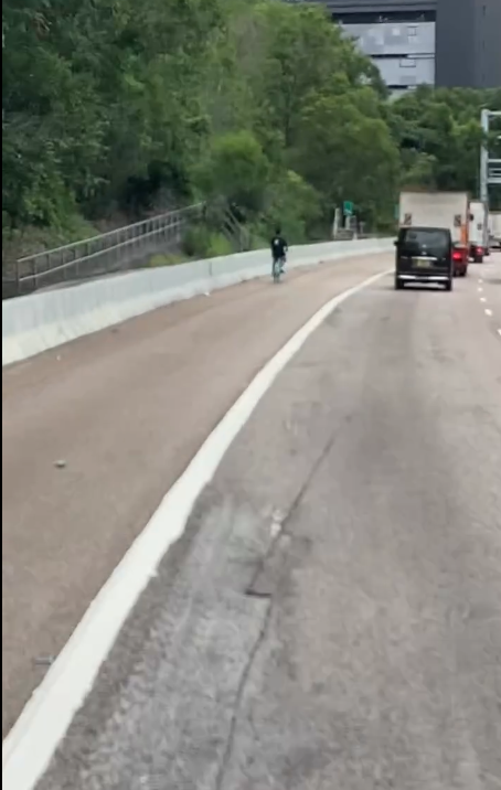 港人一年拼多多購500多件貨 反省「一半都用唔著」引熱議 網民：拼多多提供情緒價值