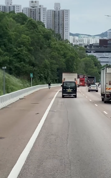 港人一年拼多多購500多件貨 反省「一半都用唔著」引熱議 網民：拼多多提供情緒價值