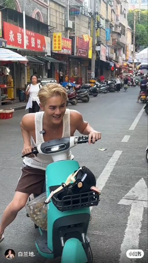 何超蓮前度男友被捕獲內地擺檔賣水果！男神變街坊親民互動反差大︰好貼地