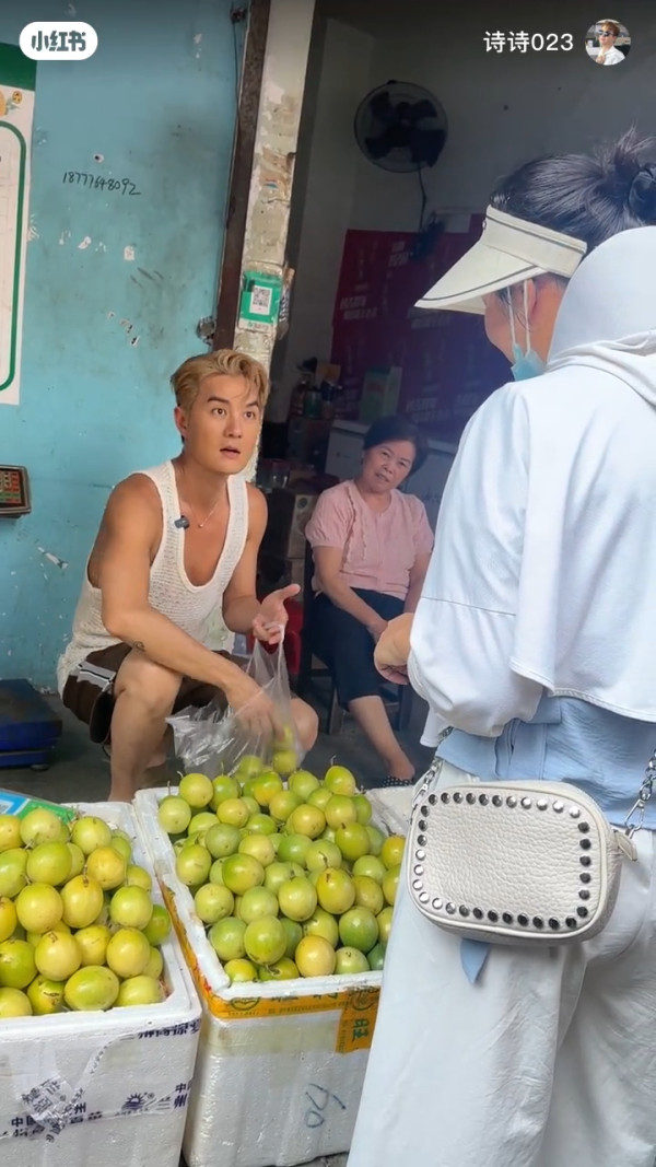 何超蓮前度男友被捕獲內地擺檔賣水果！男神變街坊親民互動反差大︰好貼地