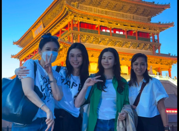 邱淑貞21歲二女沈日近照激減包包面 火辣身材愈大愈索驚艷網民︰靚過家姐！