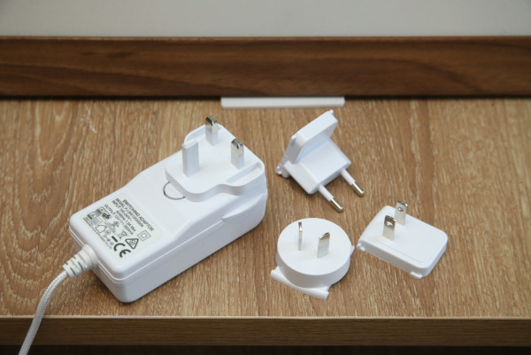 手機充電頭「發熱」有味？專家警告內部零件老化恐短路 立即停用「這類」火牛