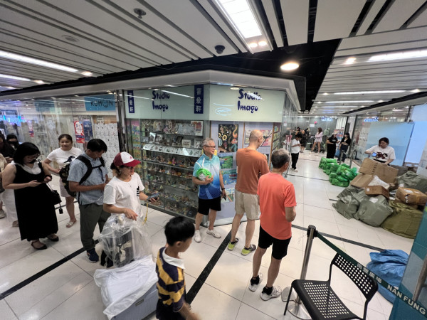 港鐵電梯「左行右企」再掀熱議 港男趕返工遇左企乘客秒躁底 兩派網民熱議一定要跟規矩？