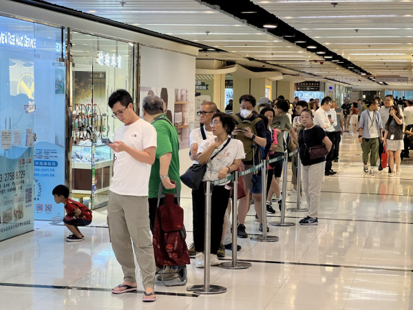 港人一年拼多多購500多件貨 反省「一半都用唔著」引熱議 網民：拼多多提供情緒價值