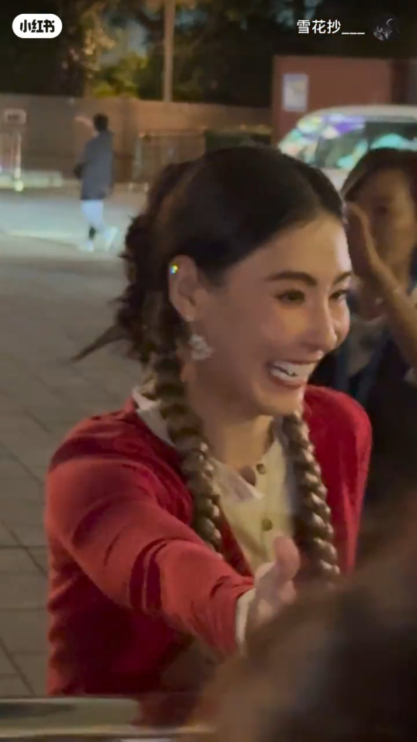 張栢芝現身機場零濾鏡狀態曝光 親自推兩大箱行李被讚零架子 