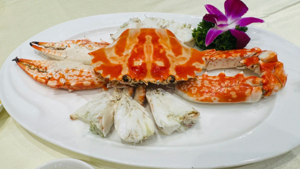 香港食蟹遭呃秤新加坡客報警!警察調停餐廳高價退款