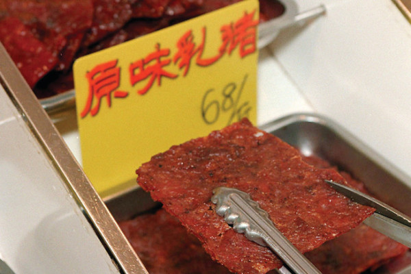 即使是真空包裝或經過烘烤的熟肉，都可能因傳播動物疫病，而遭到攔截和沒收。