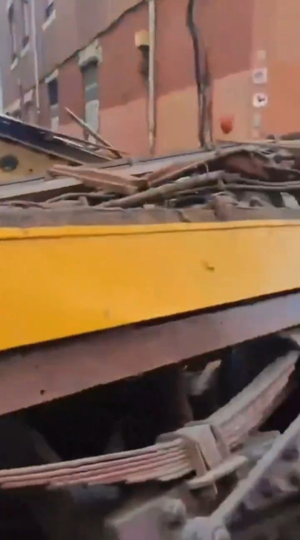 葡萄牙百年纜車出軌直撞大樓 葡萄牙百年纜車出軌直撞大樓