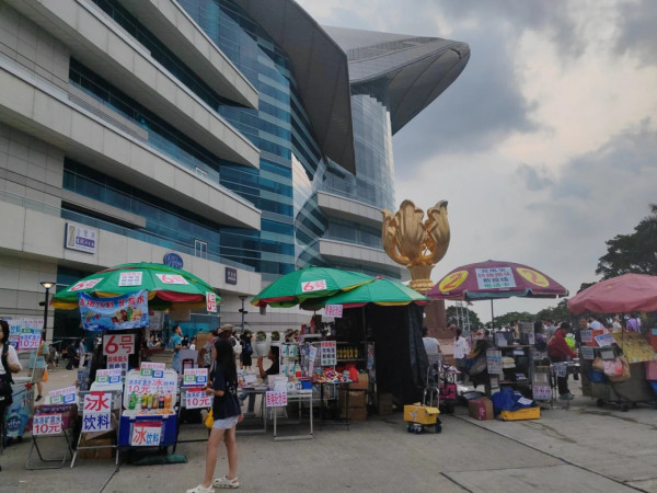 內地客呻金紫荊廣場變東門夜市 周圍都是簡體字 不明來歷小販賣八寶粥 
