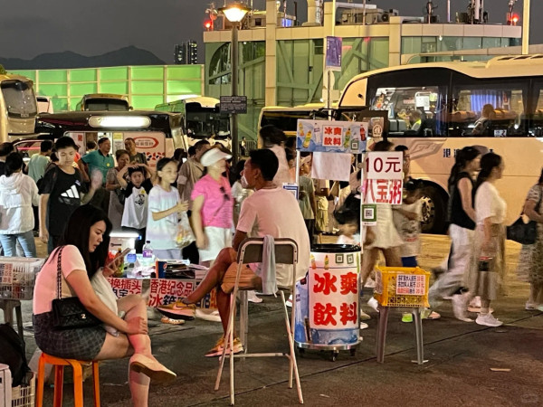 內地客呻金紫荊廣場變東門夜市 周圍都是簡體字 不明來歷小販賣八寶粥 