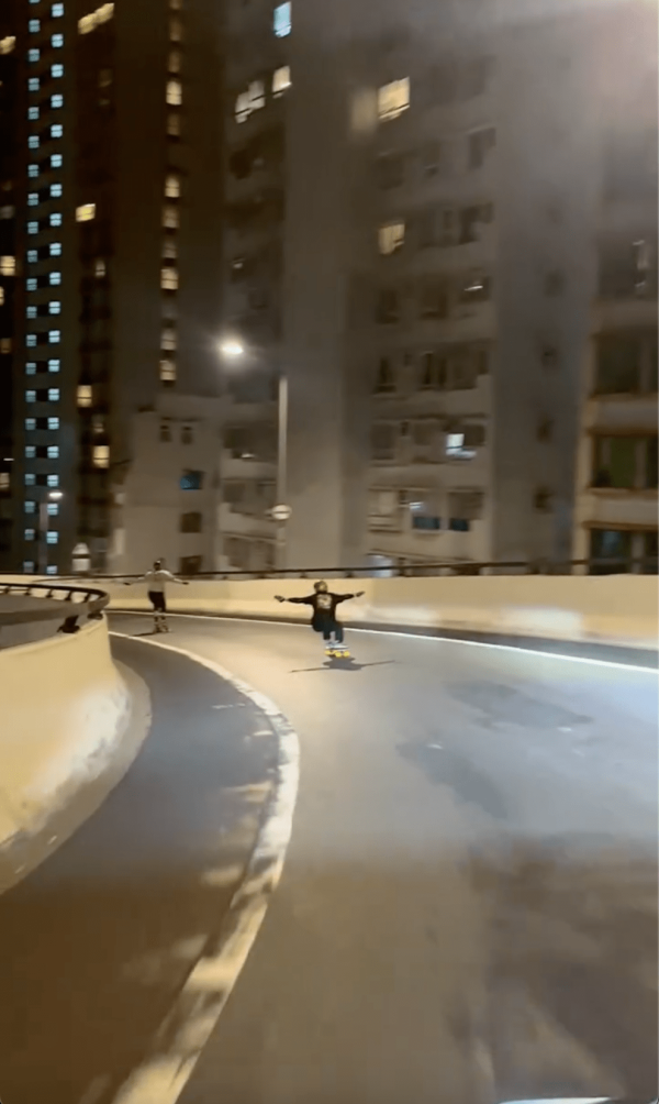 兩男深夜闖山道天橋踩板拍片 急速衝落斜路 網民反應兩極：犯法定過癮？