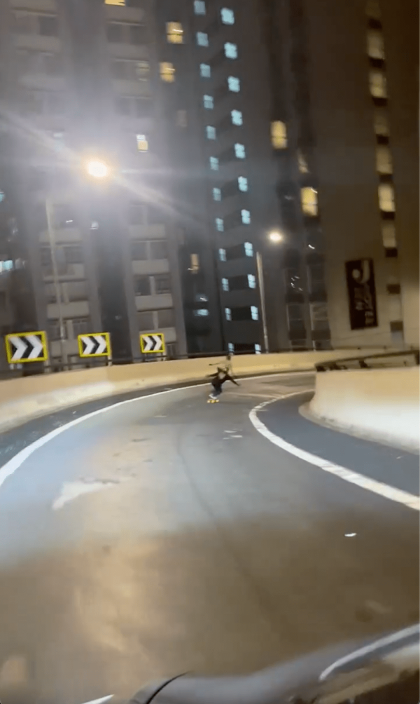 兩男深夜闖山道天橋踩板拍片 急速衝落斜路 網民反應兩極：犯法定過癮？