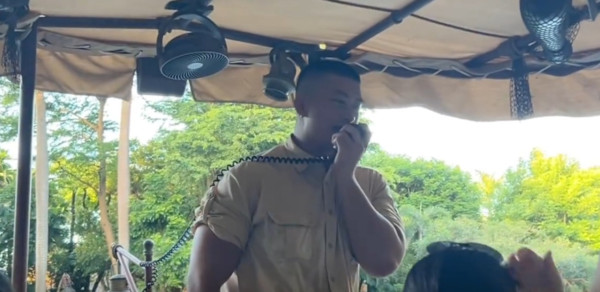 迪士尼樂園型男船長「大隻」身材成焦點！港式幽默俘虜遊客疑揭舊照：變化好大