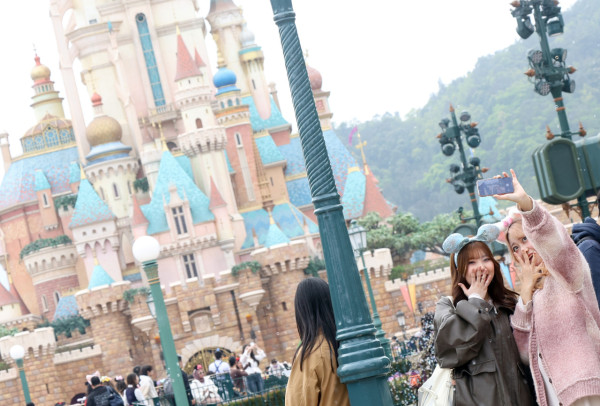 8內地客非法來港做攝影化妝師 小編搵小紅書服務低至$80 另有港人被捕